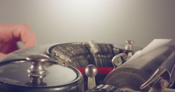 Special macro dolly shot planant sur une vieille machine à écrire avec dactylographie masculine 