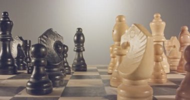 Özel izleme makro satranç tahtasında satranç taşları arasında hareketli vurdu