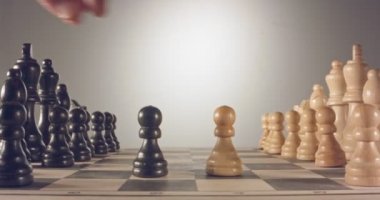 Özel izleme makro satranç tahtasında satranç taşları arasında hareketli vurdu