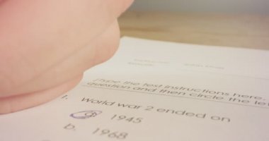 Tarih sınavı okulda yanıtlarında işaretleme kalemi makro çekim izleme