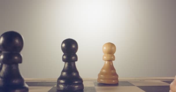 Zvláštní sledování makro záběr pohybuje mezi šachové figurky na šachovnici — Stock video