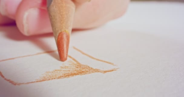 Makro szemcsésedik-ból egy színes ceruza tipp a rajz papír — Stock videók