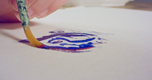 Macro shot de peinture au pinceau sur papier avec des couleurs acryliques — Video