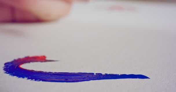 Macro plano de pintura de pincel sobre papel con colores acrílicos — Vídeo de stock