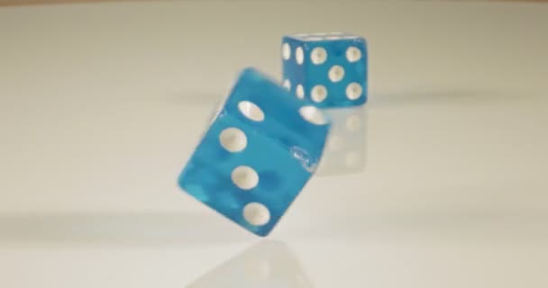 骰子在反射表面上坠落和滚动的慢动作宏镜头 — 图库视频影像