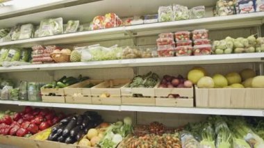 Çeşitli sebze ve meyve üzerinde bir süpermarket rafları