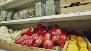 Çeşitli sebze ve meyve üzerinde bir süpermarket rafları