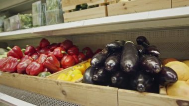 Çeşitli sebze ve meyve üzerinde bir süpermarket rafları
