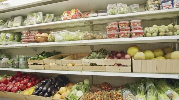 Große Auswahl an Gemüse und Obst in den Supermarktregalen — Stockvideo