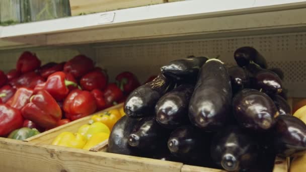 Çeşitli sebze ve meyve üzerinde bir süpermarket rafları — Stok video