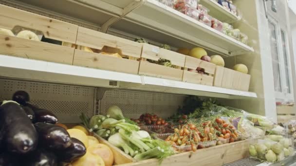 Grote verscheidenheid aan groenten en fruit op een supermarkt planken — Stockvideo