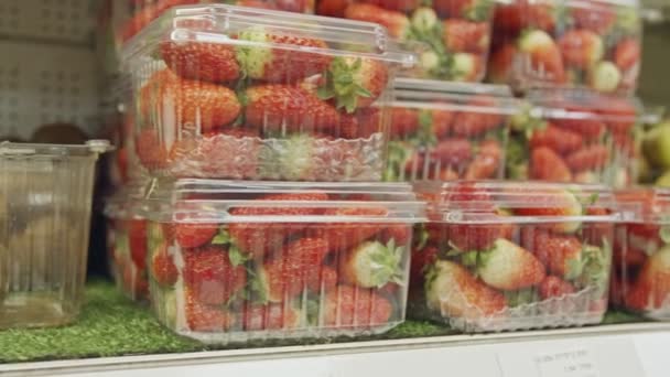 Grote verscheidenheid aan groenten en fruit op een supermarkt planken — Stockvideo