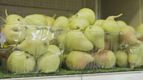 Çeşitli sebze ve meyve üzerinde bir süpermarket rafları — Stok video