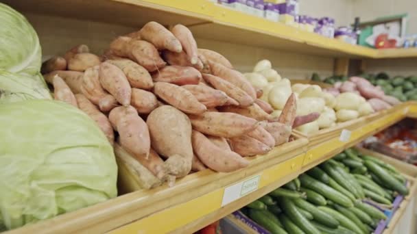 Grande variedade de legumes e frutas em prateleiras de supermercado — Vídeo de Stock