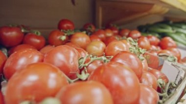 Çeşitli sebze ve meyve üzerinde bir süpermarket rafları