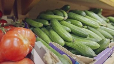 Çeşitli sebze ve meyve üzerinde bir süpermarket rafları