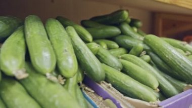 Çeşitli sebze ve meyve üzerinde bir süpermarket rafları