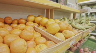 Çeşitli sebze ve meyve üzerinde bir süpermarket rafları