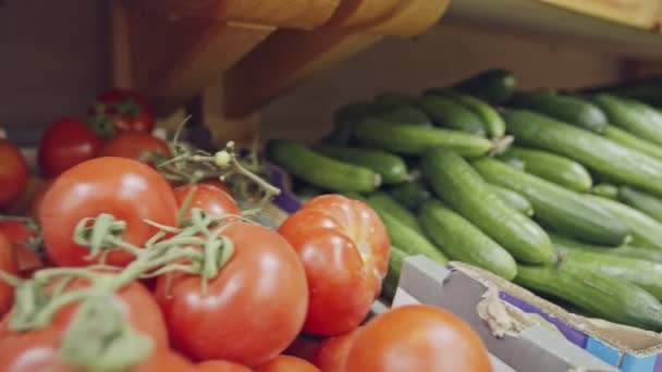 Grande variedade de legumes e frutas em prateleiras de supermercado — Vídeo de Stock