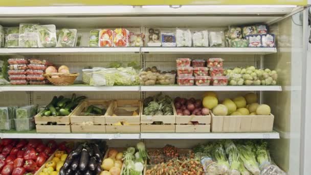 Grande variedade de legumes e frutas em prateleiras de supermercado — Vídeo de Stock