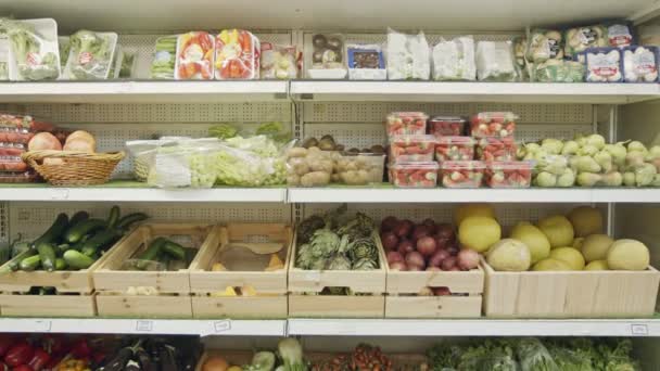 Grande variété de légumes et fruits sur les étagères d'un supermarché — Video