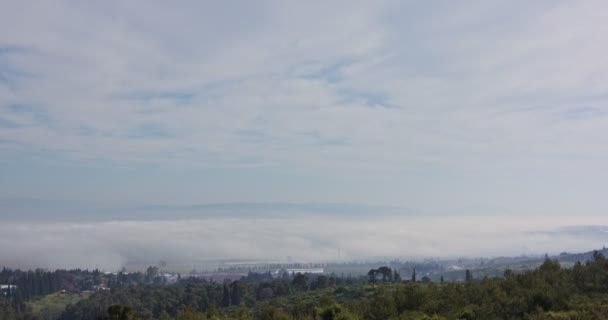 Brouillard épais tôt le matin sur la vallée de Jezreel dans le nord d'Israël — Video