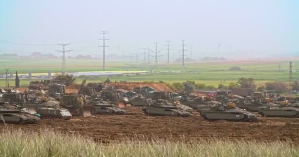 Gaza den 30 mars, 2019. IDF tankar uppradade i strid formation nära gränsen — Stockvideo