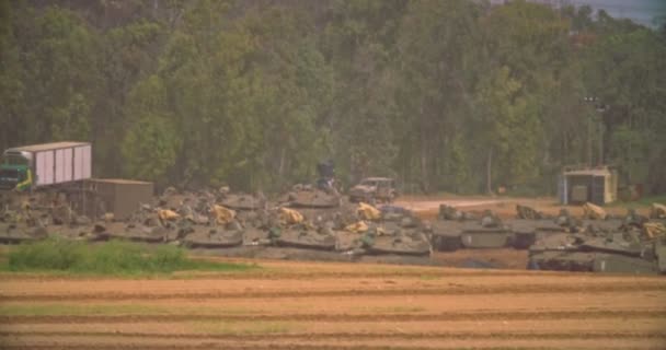 Gazze, 30 Mart 2019. IDF tankları sınıra yakın muharebe oluşumunda sıraya girdi — Stok video