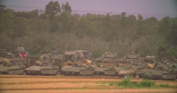 Gazy, 30 marca 2019. Zbiorniki IDF ułożone w formacji bojowej w pobliżu granicy — Wideo stockowe