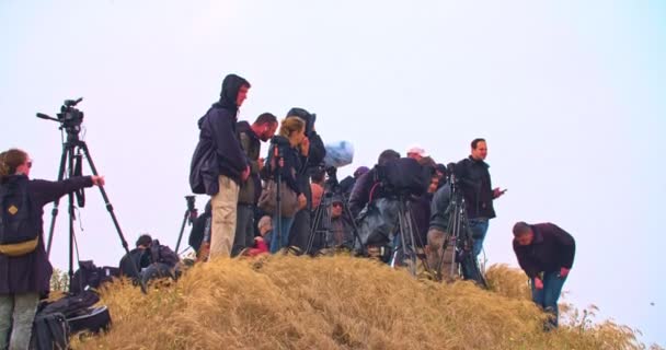 Gazze, 30 Mart 2019. Sınıra yakın bir tepede fotoğrafçılar ve kameramanlar — Stok video