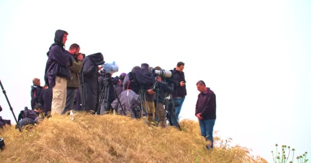 Gazze, 30 Mart 2019. Sınıra yakın bir tepede fotoğrafçılar ve kameramanlar — Stok video