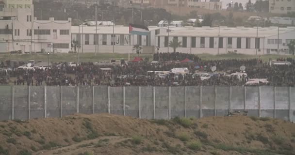 Gazy, 30 marca 2019. Palestyńczycy stawiający czoła izraelskim żołnierzom na granicy — Wideo stockowe