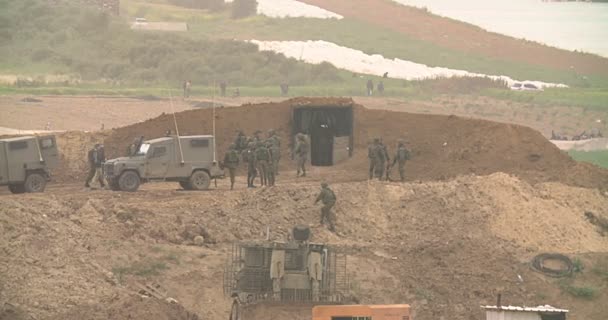 Gaza den 30 mars, 2019. Palestinier som konfronterar israeliska soldater på gränsen — Stockvideo
