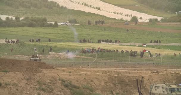 Gaza, 30 de marzo de 2019. Palestinos enfrentando soldados israelíes en la frontera — Vídeo de stock