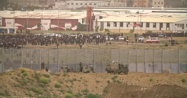 Gazy, 30 marca 2019. Palestyńczycy stawiający czoła izraelskim żołnierzom na granicy — Wideo stockowe