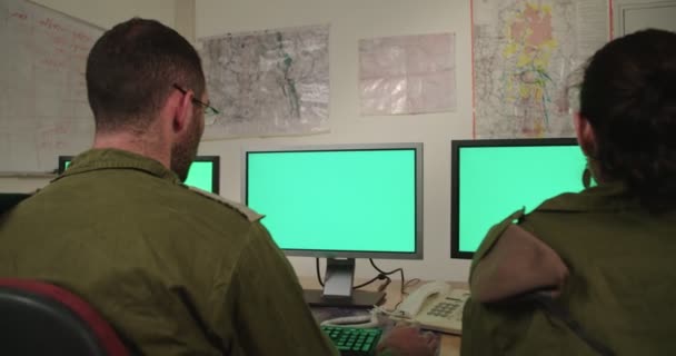Ізраїльські солдати в військовому командуванні і контрольній кімнаті дивлячись на екрани — стокове відео