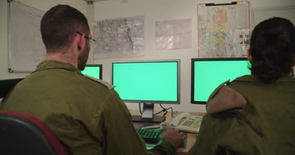 Soldados israelíes en una sala de mando y control militar mirando pantallas — Vídeos de Stock