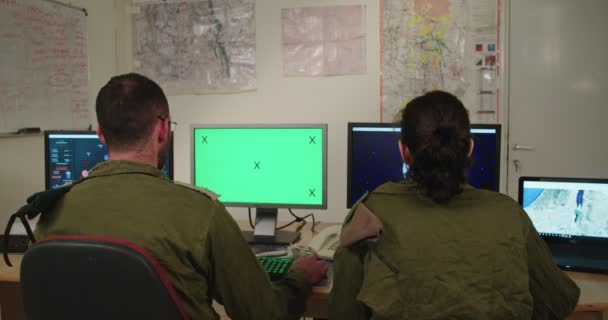 Israeliska soldater i ett militärt kommando och kontrollrum tittar på skärmar — Stockvideo
