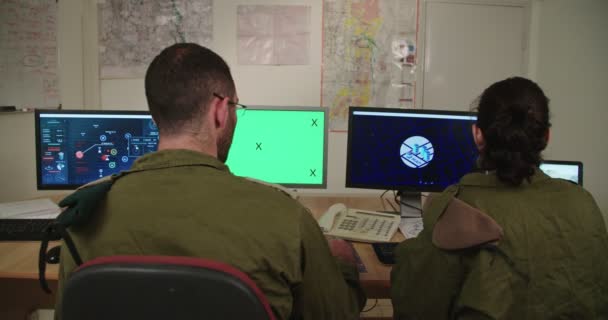 Ізраїльські солдати в військовому командуванні і контрольній кімнаті дивлячись на екрани — стокове відео