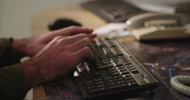 Mains masculines tapant sur un clavier d'ordinateur et touchant la souris — Video