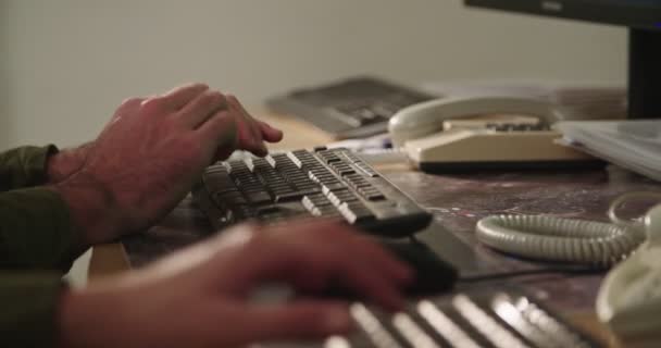 Ανδρικά χέρια που πληκτρολογούν ένα πληκτρολόγιο υπολογιστή και αγγίζουν το ποντίκι — Αρχείο Βίντεο