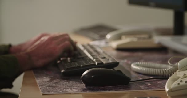 Mãos masculinas digitando em um teclado de computador e tocando o mouse — Vídeo de Stock