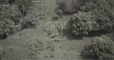 Hud grafikli bir ormanda yürüyen askerlerin gözetleme drone görünümü