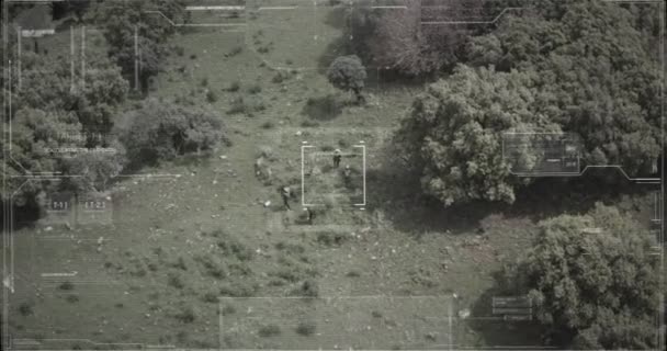 Visão de drone de vigilância de soldados caminhando por uma floresta com gráficos de hud — Vídeo de Stock