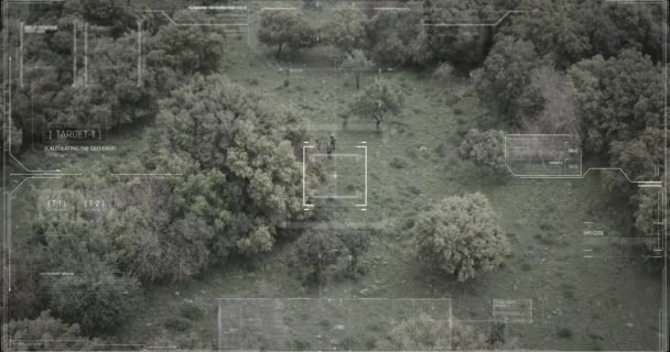 Vue de drone de surveillance de soldats marchant dans une forêt avec des graphismes de hud — Video