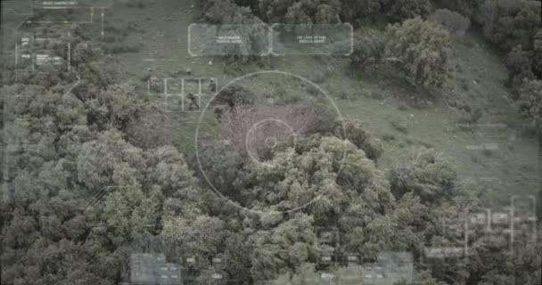 Visão de drone de vigilância de soldados caminhando por uma floresta com gráficos de hud — Vídeo de Stock