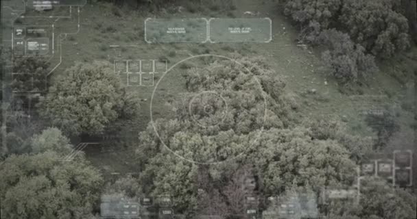 Övervakning Drone syn på soldater gå igenom en skog med hud grafik — Stockvideo