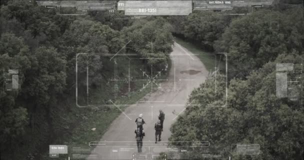 Övervakning Drone kamera bild av terrorist Squad Walking med vapen — Stockvideo