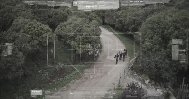 Sledování nátrubových kamer pohled na teroristickou skupinu chůze se zbraněmi — Stock video