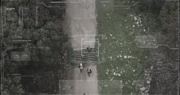 Telecamera di sorveglianza drone vista della squadra terroristica a piedi con le armi — Video Stock